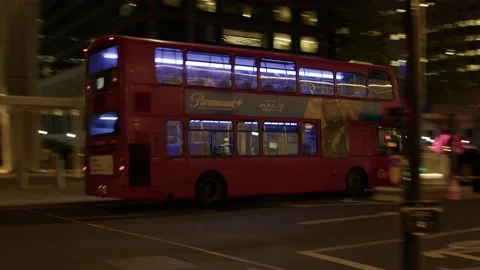 Red double-decker bus in London at night Vídeo Stock 199976937