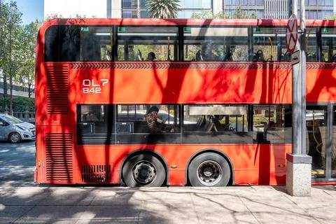 Red double-decker bus transporting passengers Fotos de archivo