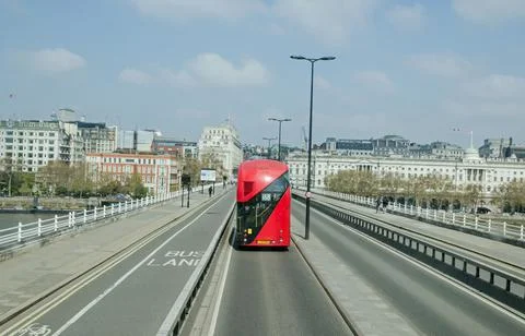 Red double decker bus on Waterloo Bridge, London Foto stock