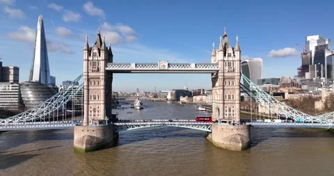 Red double decker driving on Tower Bridge over Thames river Video stock 170916384