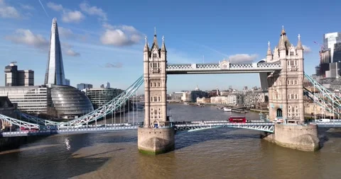 Red double decker passing on Tower Bridge Video stock 170916354