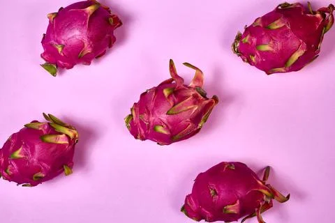 Red dragon fruit Set with appetizing serving on pink background. Top view Foto stock