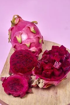 Red dragon fruit Set with appetizing serving on pink background. Top view Foto stock