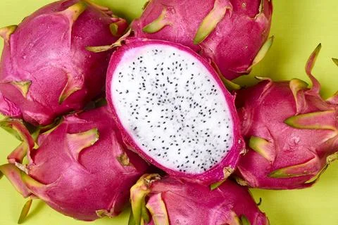 Red dragon fruit Set with appetizing serving on green background. Top view Foto stock