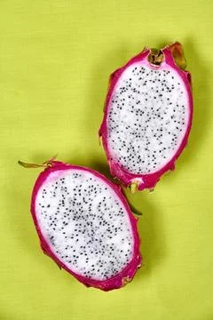 Red dragon fruit Set with appetizing serving on green background. Top view Foto stock