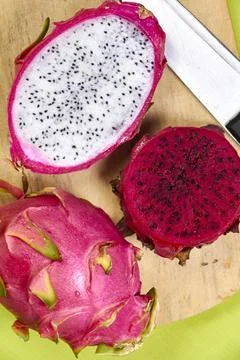 Red dragon fruit Set with appetizing serving on green background. Top view Foto stock