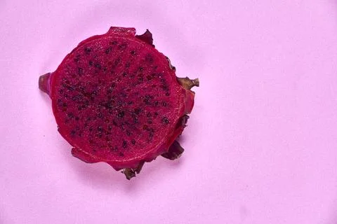 Red dragon fruit Set with appetizing serving on pink background. Top view Foto stock