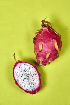 Red dragon fruit Set with appetizing serving on green background. Top view Foto stock