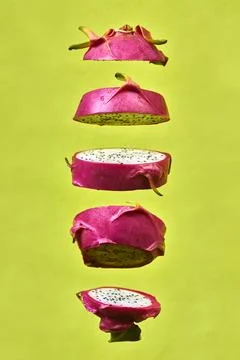 Red dragon fruit Set with appetizing serving on green background. Top view Foto stock