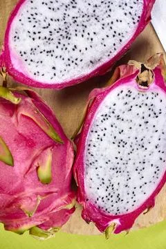 Red dragon fruit Set with appetizing serving on green background. Top view Foto stock