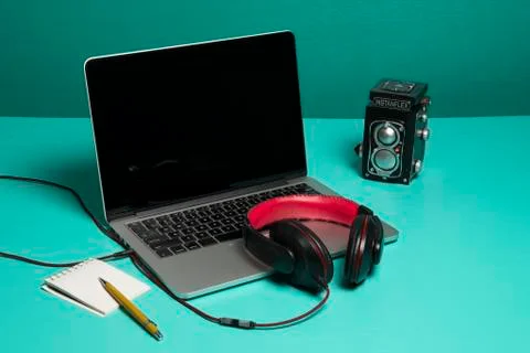 Red earphone on a notebook Foto stock