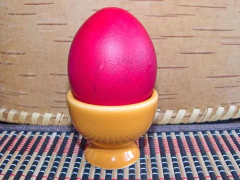 Red Easter egg. Colorful Easter eggs - part of the passover meal. Foto stock