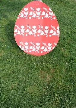 Red Easter Egg with White Folk Pattern on Green Grass Background for Copy Space 스톡 사진