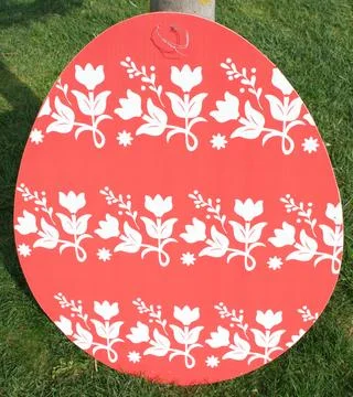 Red Easter Egg with White Folk Pattern on Green Grass Background for Copy Space 스톡 사진