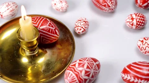 Red easter eggs with candlestick. Top view. And man rotate egg Video stock 127888513