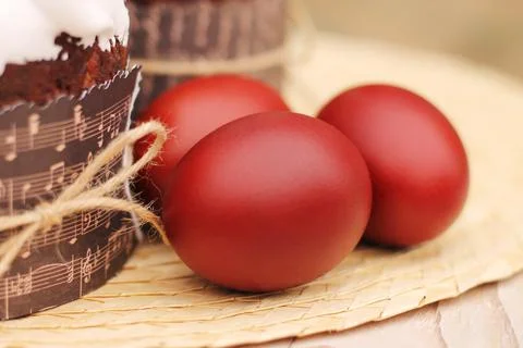 Red easter eggs painted with onion peel Foto stock