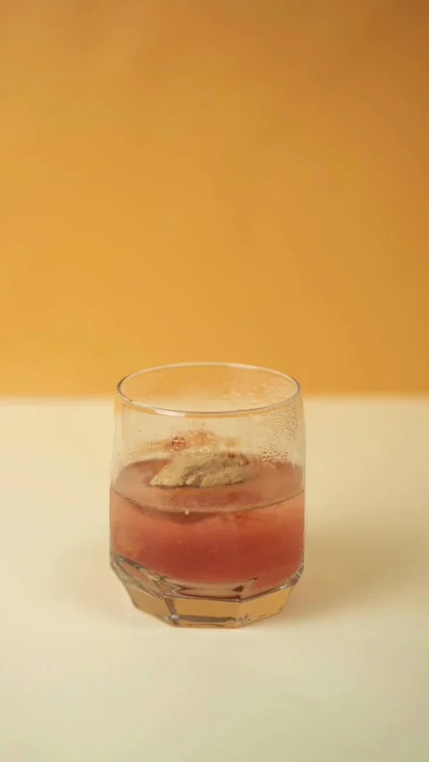 Red effervescent tablet dissolves in a glass of water 스톡 동영상 331769869
