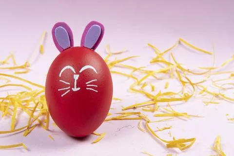Red egg with easter rabbit drawn on pink background Foto stock