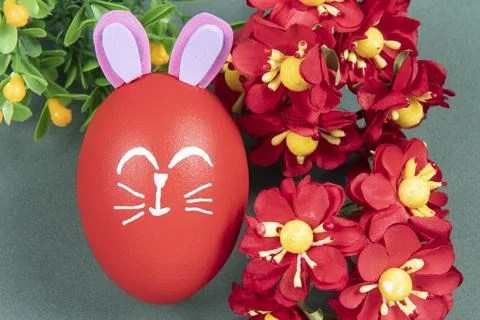 Red egg with easter rabbit drawn on green background Foto stock