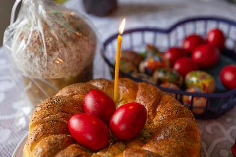 Red eggs on the Easter table Stockfoto's