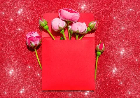 Red Envelope and Roses Composition on a Glittering Background Stockfoto's