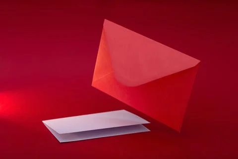 Red envelope with blank white paper. Mockup of love letter. Urgent message .. Foto stock
