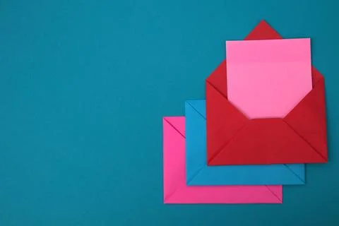 The red envelope contains empty pink sticky notes on top of a pile of blue .. Stock Photos