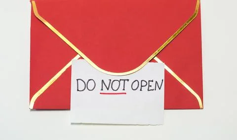 Red envelope with warning note saying "DO NOT OPEN" on white background Foto stock