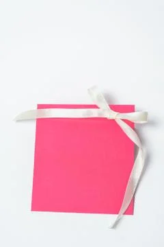 Red envelope with yellow ribbon in the shape of a bow for CD, vertical positi Foto stock