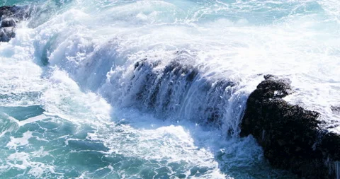 RED Epic- Ocean Wave Crashing Over Rocks Video stock 141893318