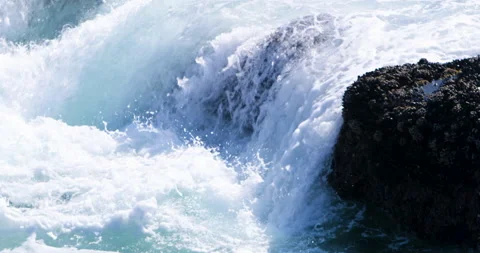 RED Epic- Ocean Wave Crashing Over Rocks Video stock 141935261