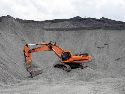Red excavator in the quarry for loading aggregates. Foto stock