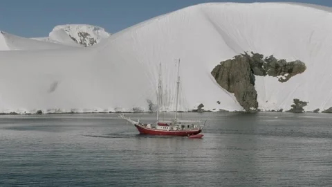 Red Expedition Vessel Anchored Along Arctic Coastline Aerial View 库存影片 328932753