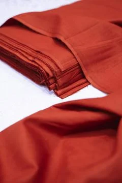 Red Fabric: Textile Texture, Close-up View of Stacked Cloth Foto stock