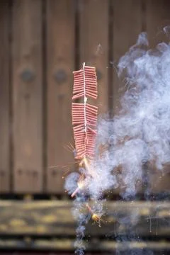 Red fire crackers string exploding with smokes background Foto stock
