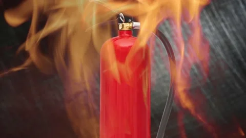 Red fire extinguisher on fire Vidéo 224895540