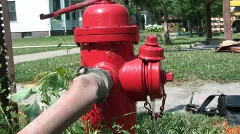 Red Fire Hydrant Leaking Water Vidéo 12612559