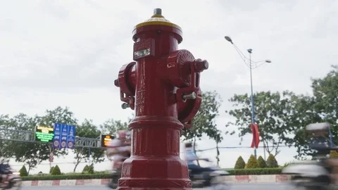 Red fire hydrant poles on street Ho Chi Minh city. Next to the road and passing Vidéo 73065923