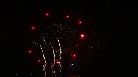 Red Fireworks Exploding in Multiple Bursts Against Night Sky Vídeos de archivo 343624844
