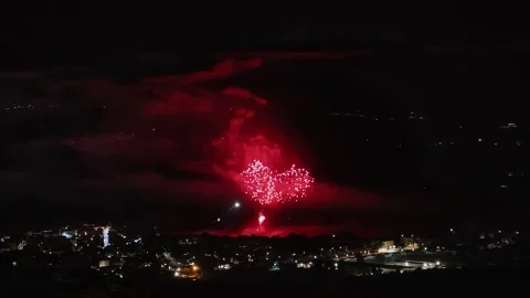Red Fireworks Exploding Over Distant Town in Attigliano Vídeos de archivo 347768051