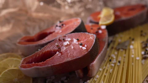 Red fish steaks with lemon and spices 库存影片 238627242
