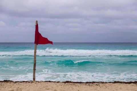 Red flag on the beach and waves in cancun Mexico Foto stock