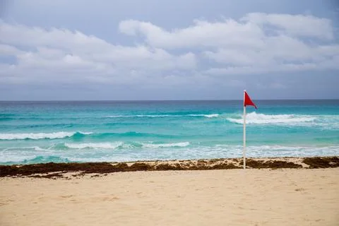 Red flag on the beach and waves in cancun Mexico Foto stock