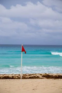 Red flag on the beach and waves in cancun Mexico Foto stock