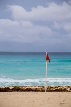 Red flag on the beach and waves in cancun Mexico Foto stock