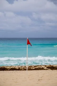 Red flag on the beach and waves in cancun Mexico Foto stock