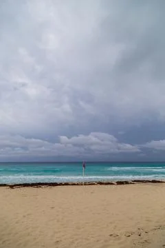 Red flag on the beach and waves in cancun Mexico Foto stock