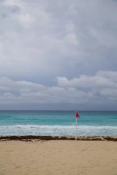 Red flag on the beach and waves in cancun Mexico Foto stock