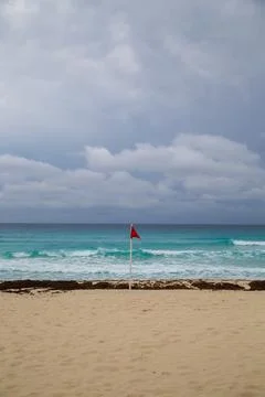 Red flag on the beach and waves in cancun Mexico Foto stock
