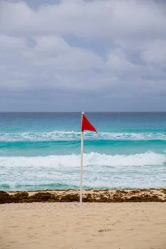 Red flag on the beach and waves in cancun Mexico Foto stock